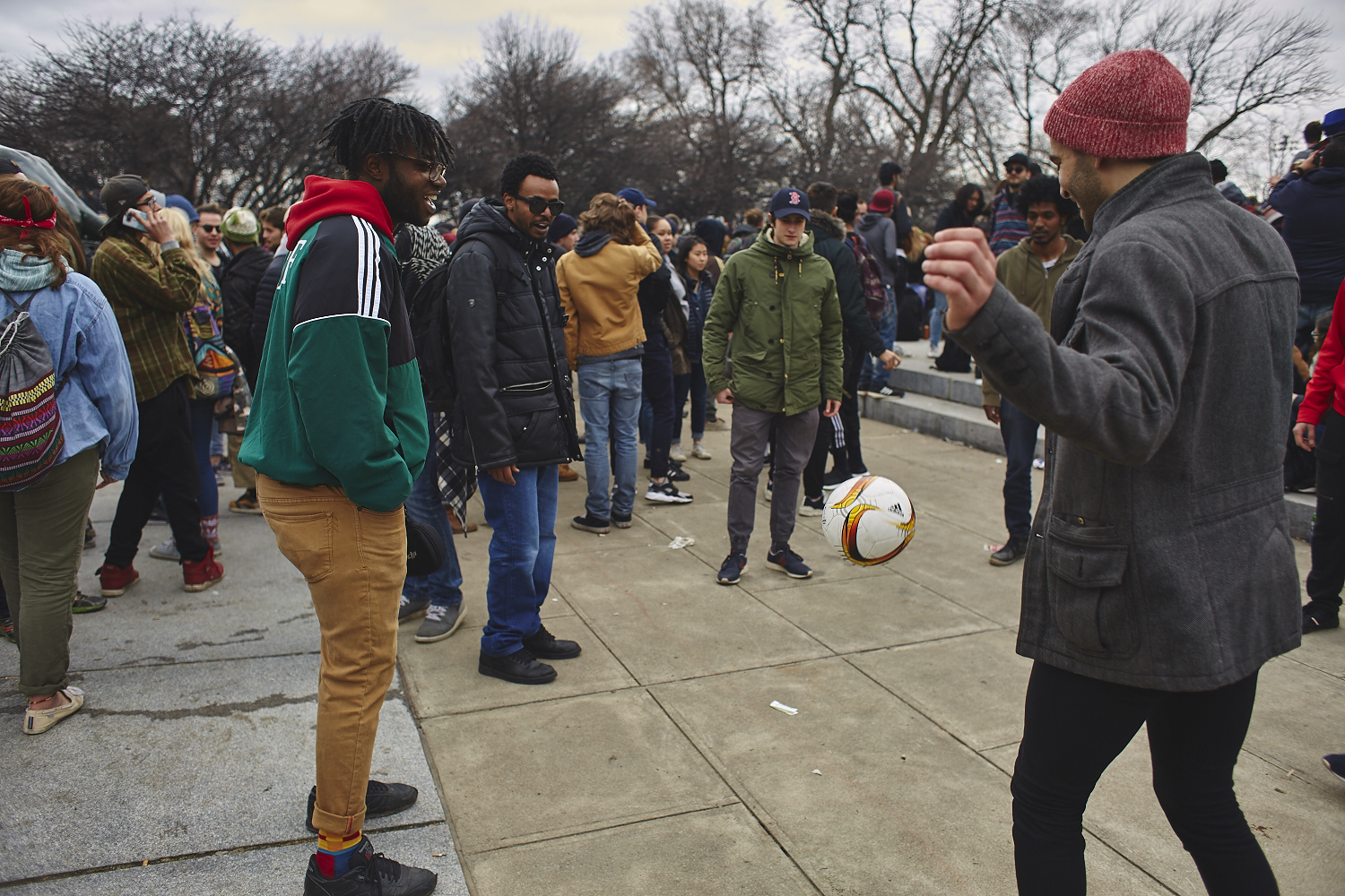 Des milliers de jeunes fêtent le 4/20 au pied du Mont-Royal [Photos]