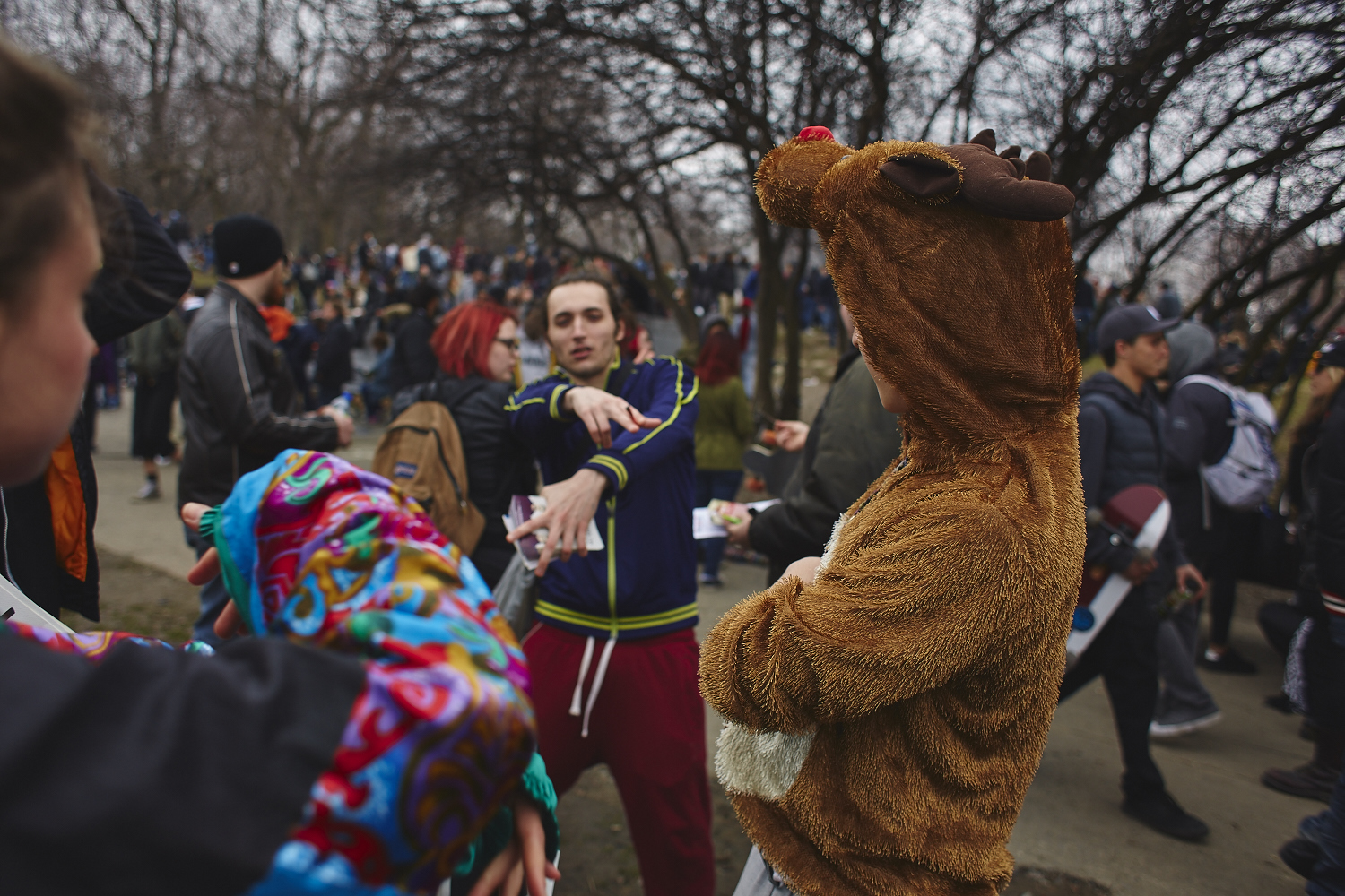 Des milliers de jeunes fêtent le 4/20 au pied du Mont-Royal [Photos]