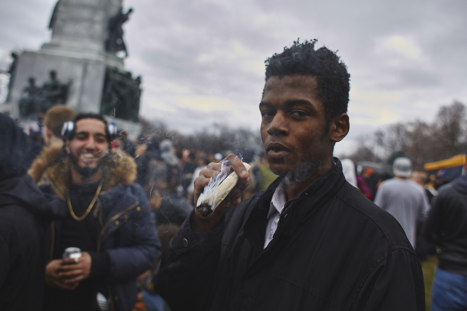 Des milliers de jeunes fêtent le 4/20 au pied du Mont-Royal [Photos]