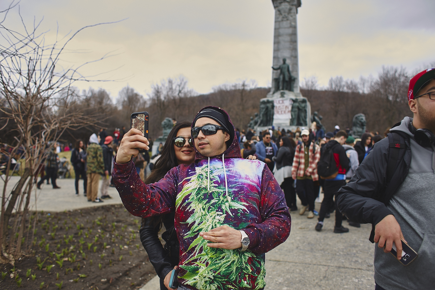 Des milliers de jeunes fêtent le 4/20 au pied du Mont-Royal [Photos]