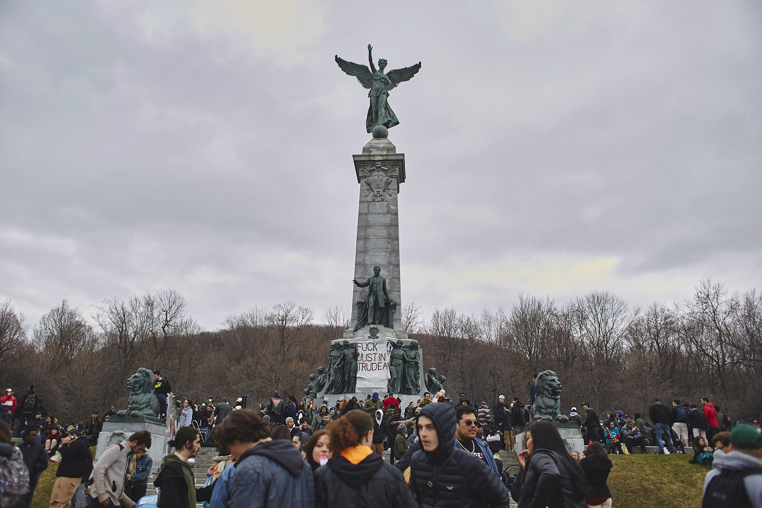 Des milliers de jeunes fêtent le 4/20 au pied du Mont-Royal [Photos]