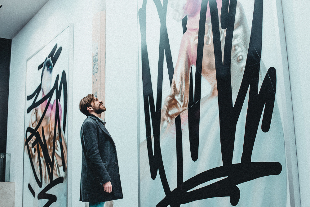 Alan Ganev présente son expo The Fall, avec néons, pop art et sculptures