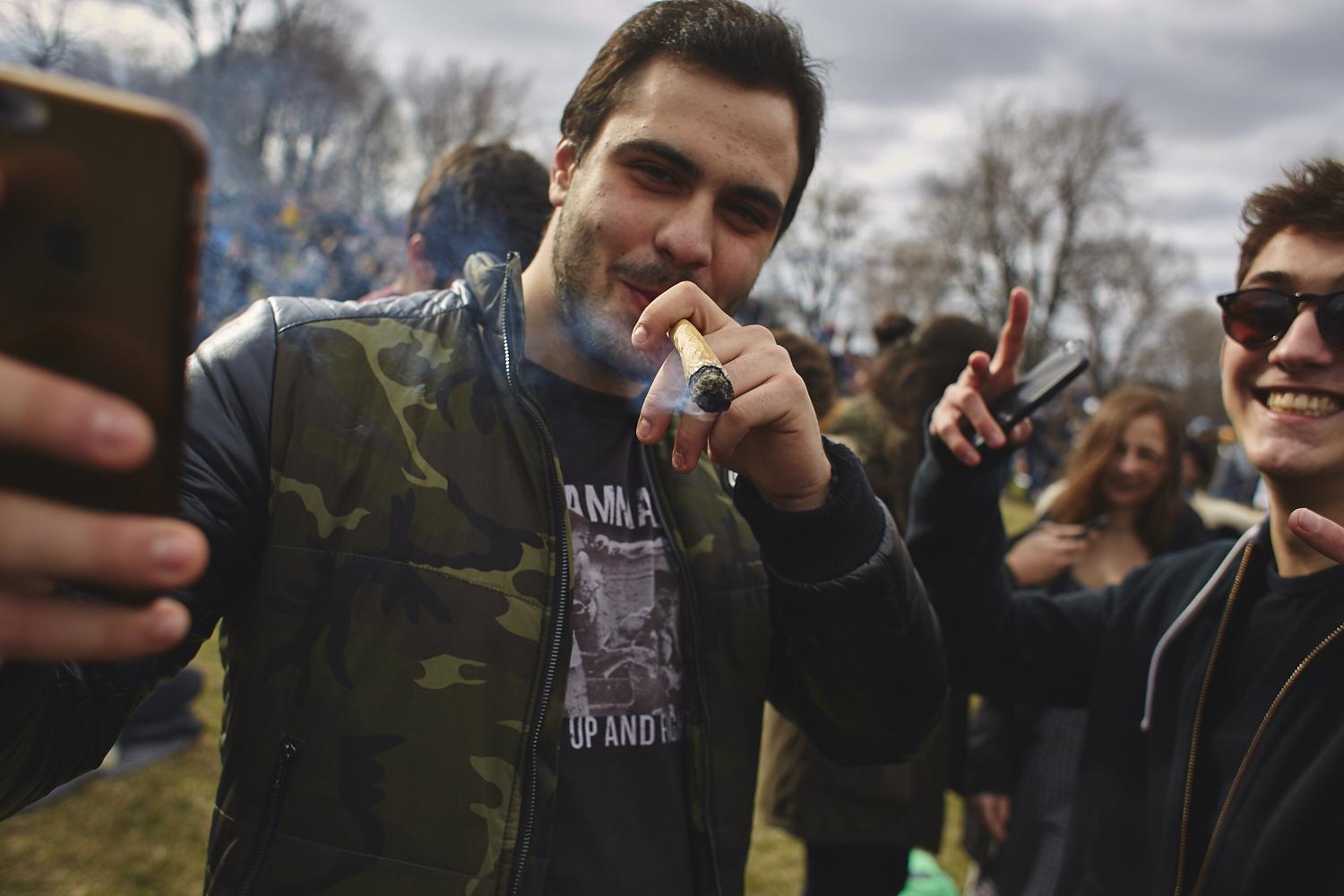 Des milliers de jeunes fêtent le 4/20 au pied du Mont-Royal [Photos]