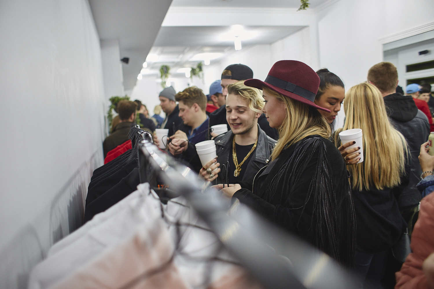 KATA Fashion fait le gros party au salon de barbier Maison privée