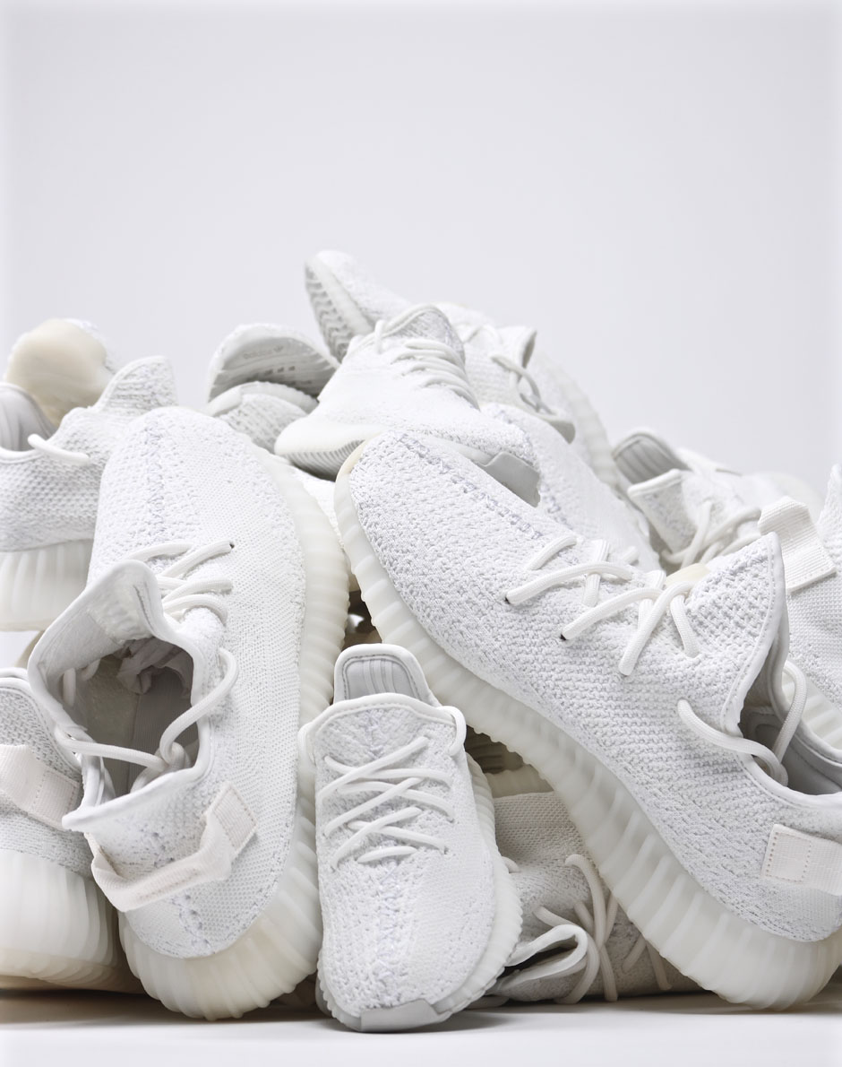 La Yeezy Boost 350 V2 'Triple White' en vente à Montréal dans un Dropzone