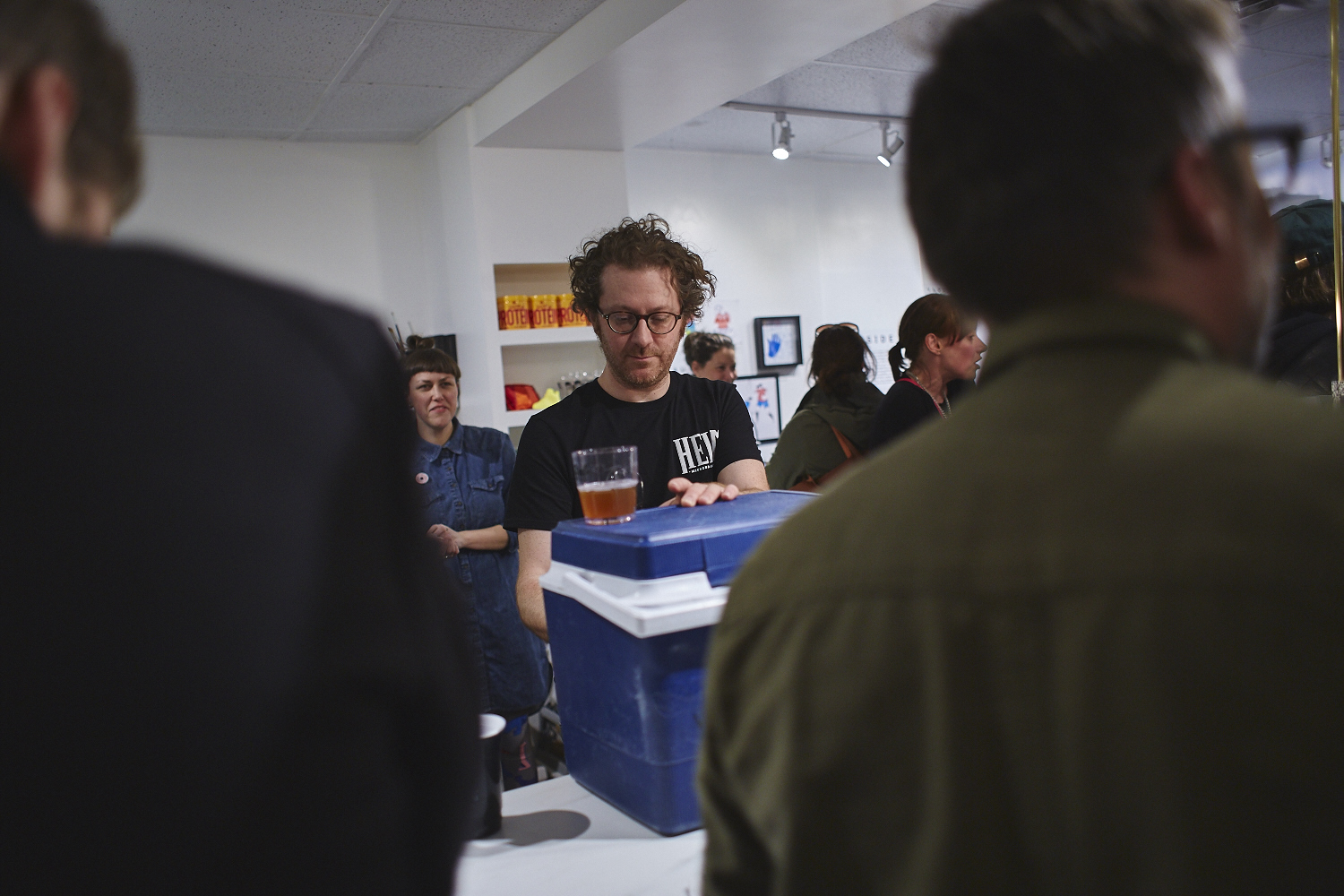 Sympa vernissage à la boutique éphémère Bref avec des artisans locaux