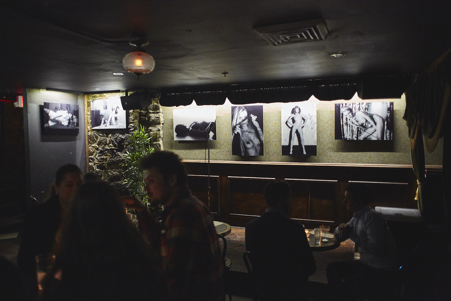 Le cabaret érotique du 4e mur, une soirée exposition et burlesque [Photos]