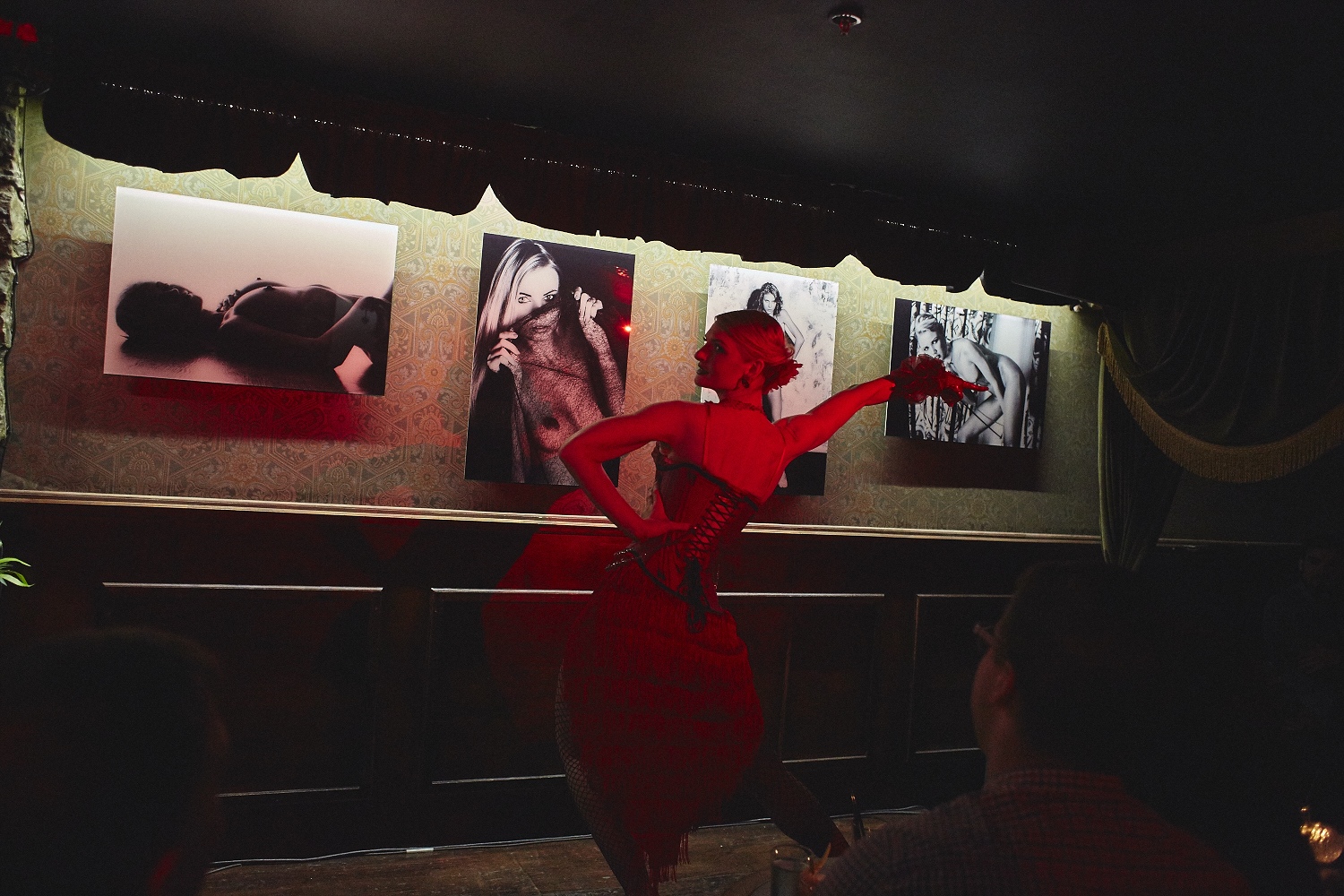 Le cabaret érotique du 4e mur, une soirée exposition et burlesque [Photos]