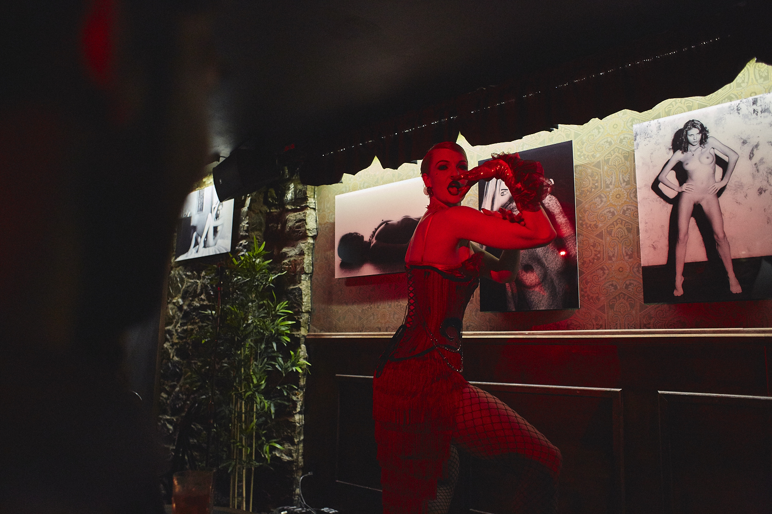Le cabaret érotique du 4e mur, une soirée exposition et burlesque [Photos]