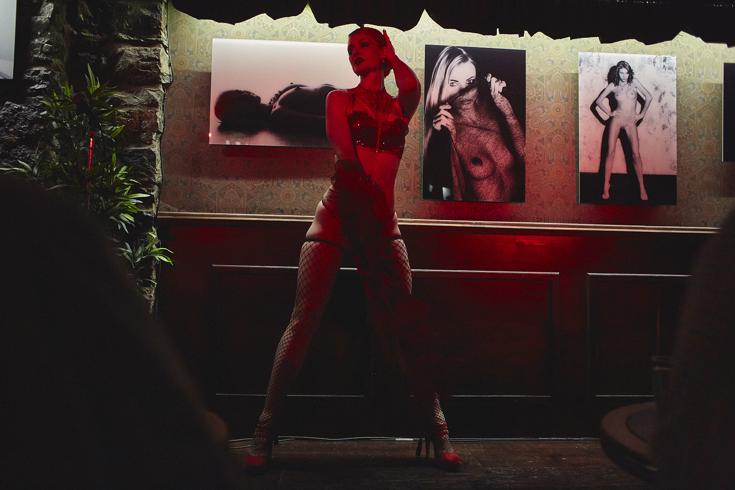 Le cabaret érotique du 4e mur, une soirée exposition et burlesque [Photos]