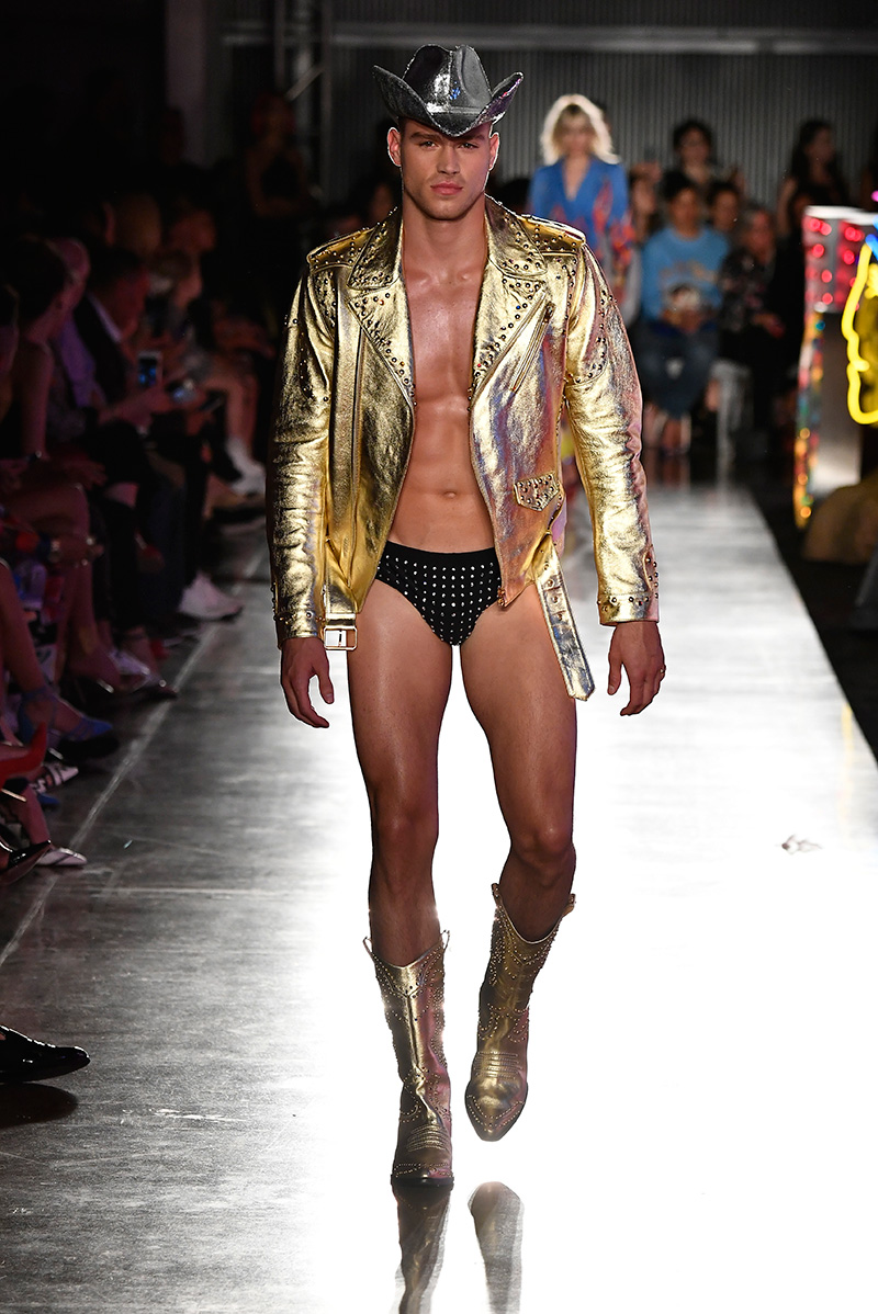 Moschino dévoile ses couleurs pour l'été 2018: flammes, serpents et cowboys