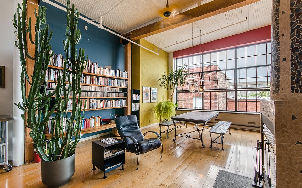 Ce magnifique condo artistique et moderne sur le Plateau est en vente
