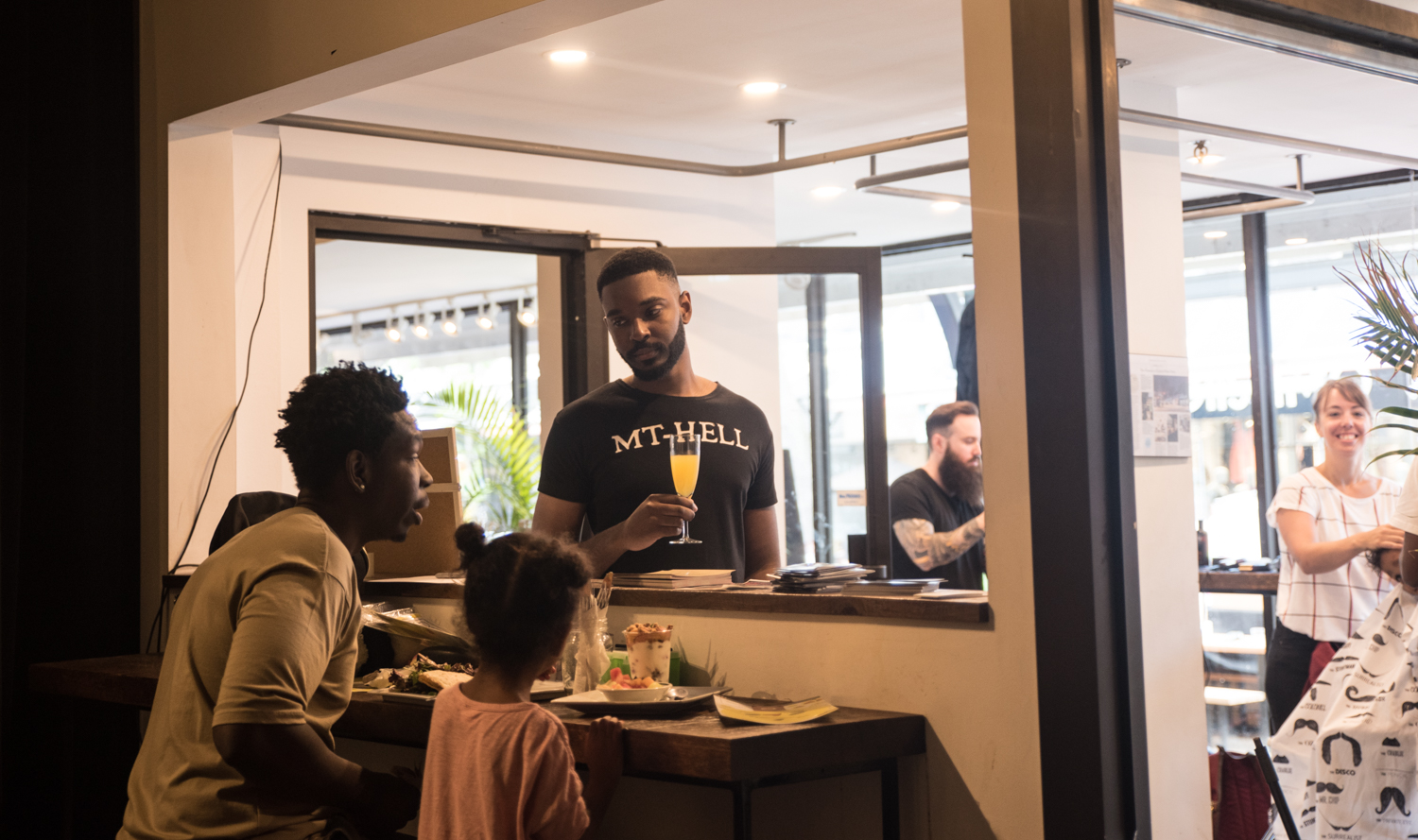 Des barbiers à l'oeuvre ce dimanche en formule brunch et mimosa au ARTGANG [Photos]