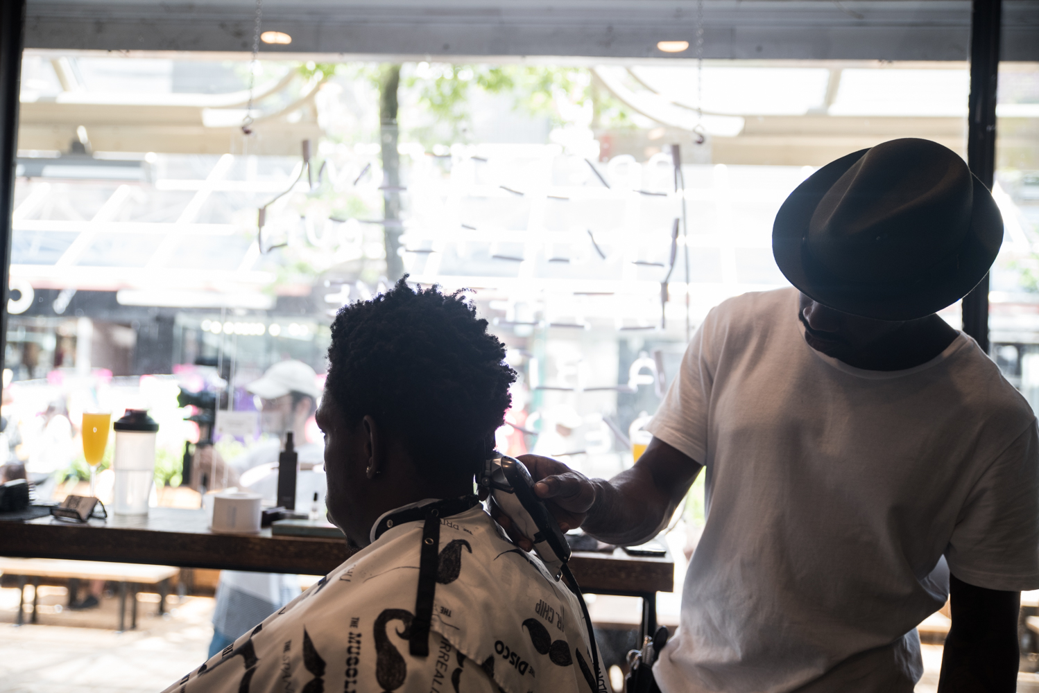 Des barbiers à l'oeuvre ce dimanche en formule brunch et mimosa au ARTGANG [Photos]