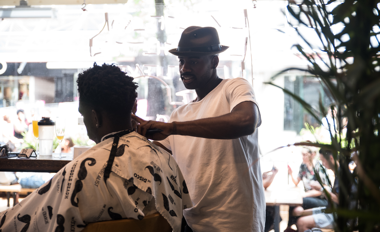 Des barbiers à l'oeuvre ce dimanche en formule brunch et mimosa au ARTGANG [Photos]