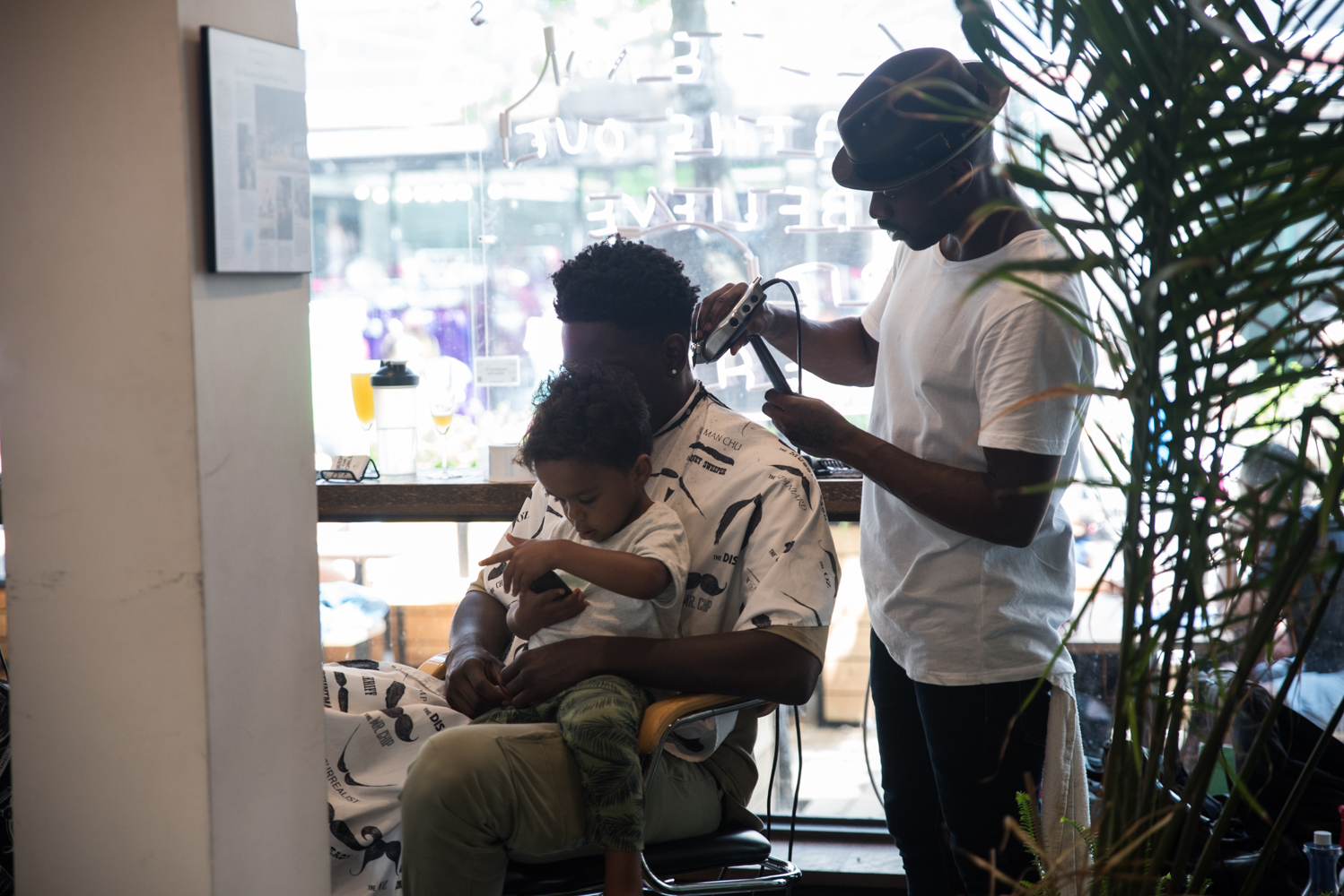 Des barbiers à l'oeuvre ce dimanche en formule brunch et mimosa au ARTGANG [Photos]