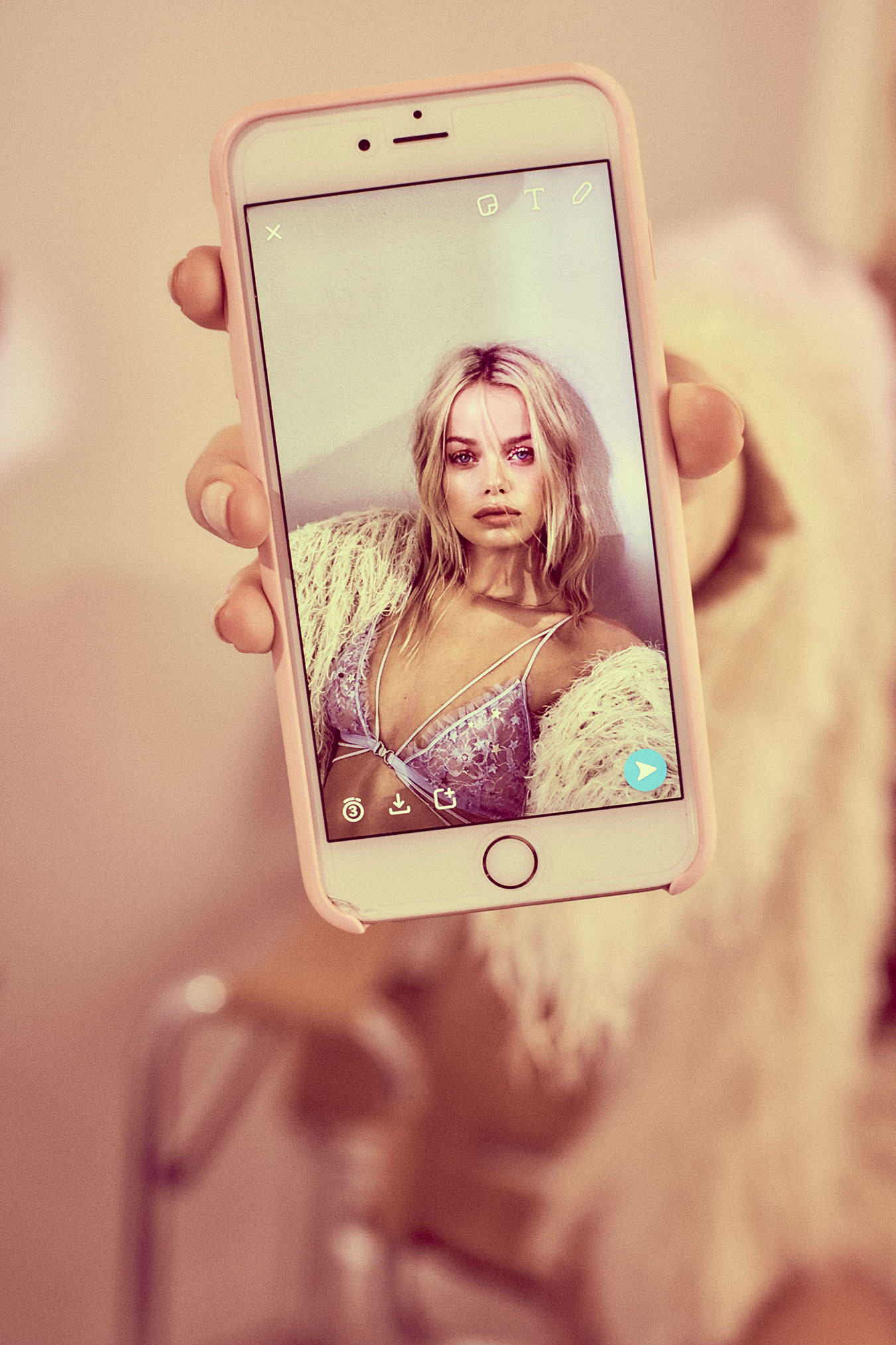 Frida Aasen se dévoile dans la chaude collection d'été de Love & Lemons [NSFW]