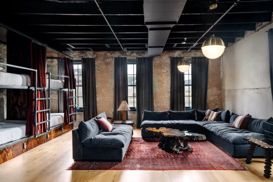 À l&rsquo;intérieur d&rsquo;une magnifique auberge jeunesse de luxe au look industriel