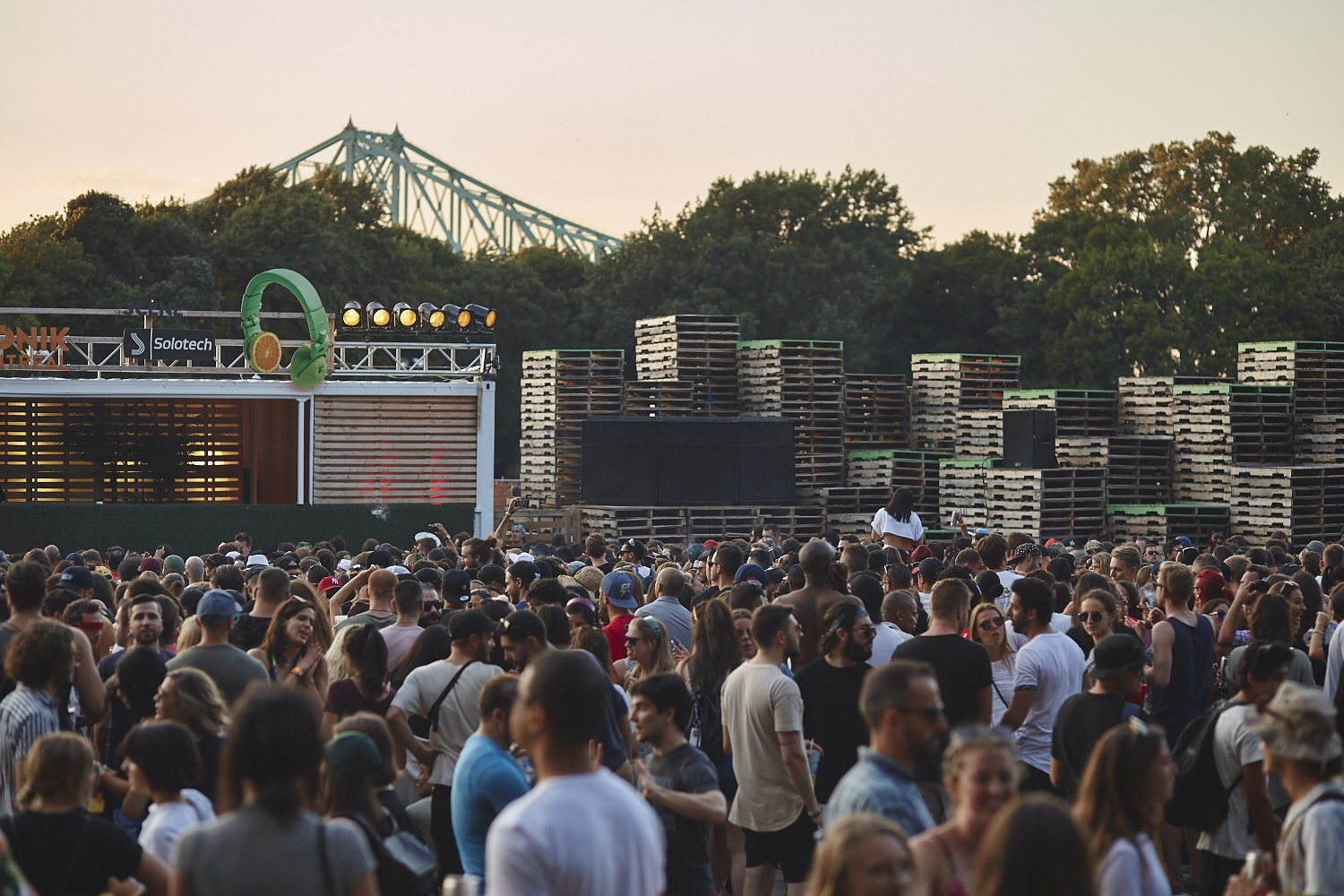 Gros party au Piknic Électronik: belle ambiance, chaleur et gros son