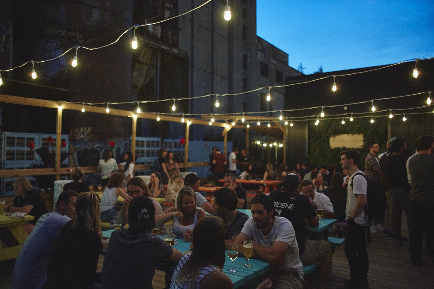 Chaude soirée bondée pour l'ouverture officielle de Riverside [Photo]