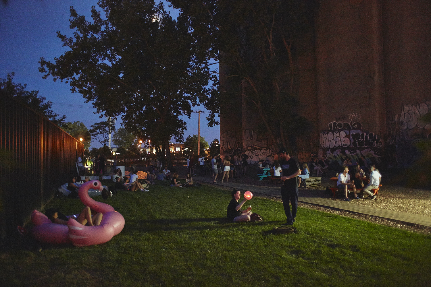 Chaude soirée bondée pour l'ouverture officielle de Riverside [Photo]