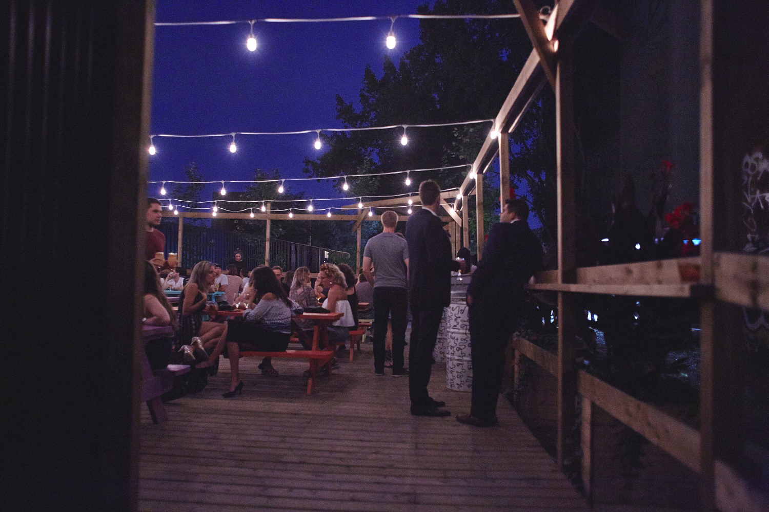 Chaude soirée bondée pour l'ouverture officielle de Riverside [Photo]