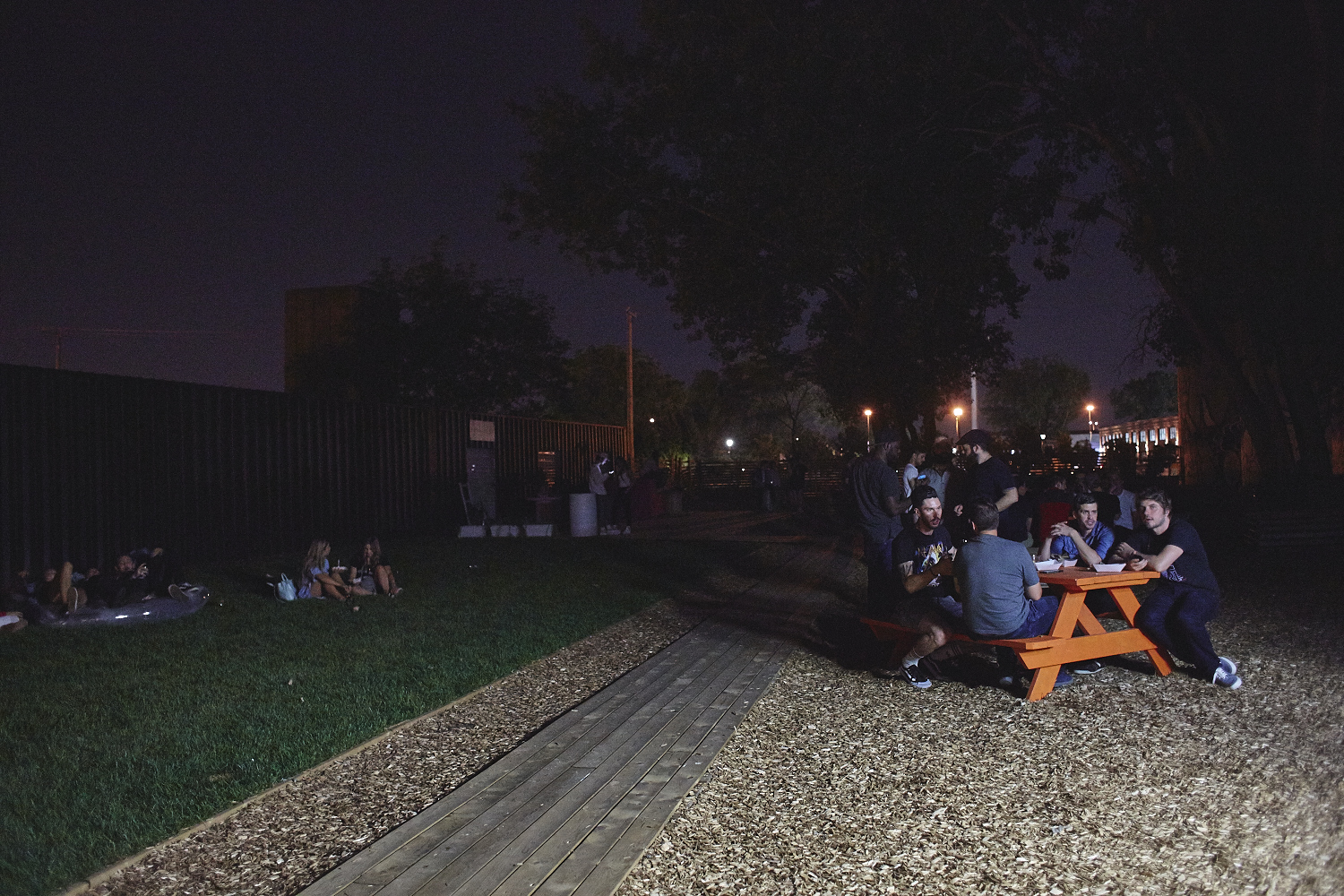 Chaude soirée bondée pour l'ouverture officielle de Riverside [Photo]