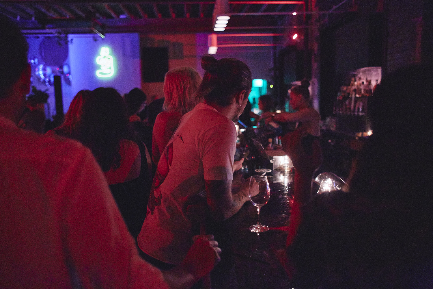 Chaude soirée bondée pour l'ouverture officielle de Riverside [Photo]