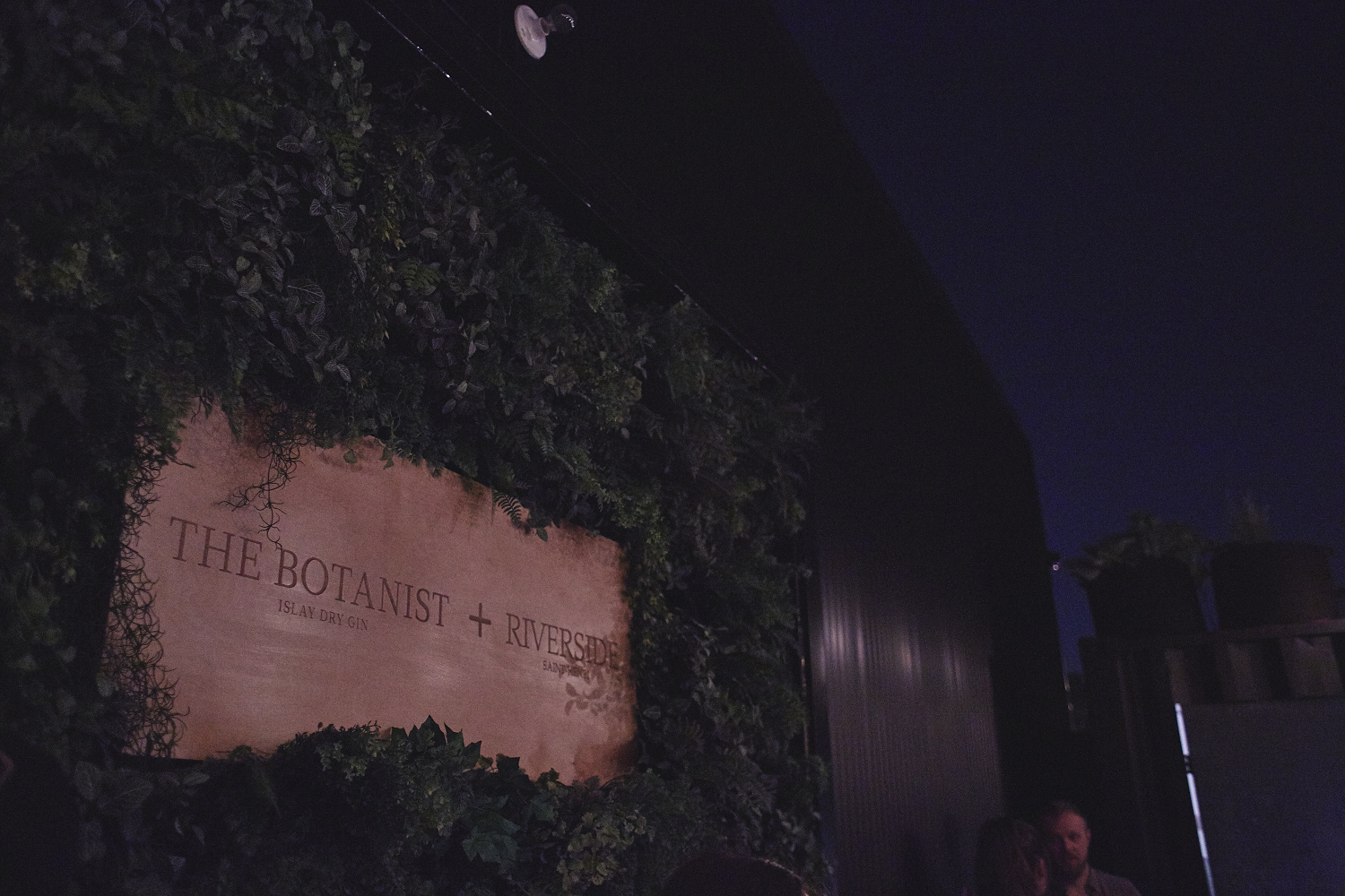 Chaude soirée bondée pour l'ouverture officielle de Riverside [Photo]