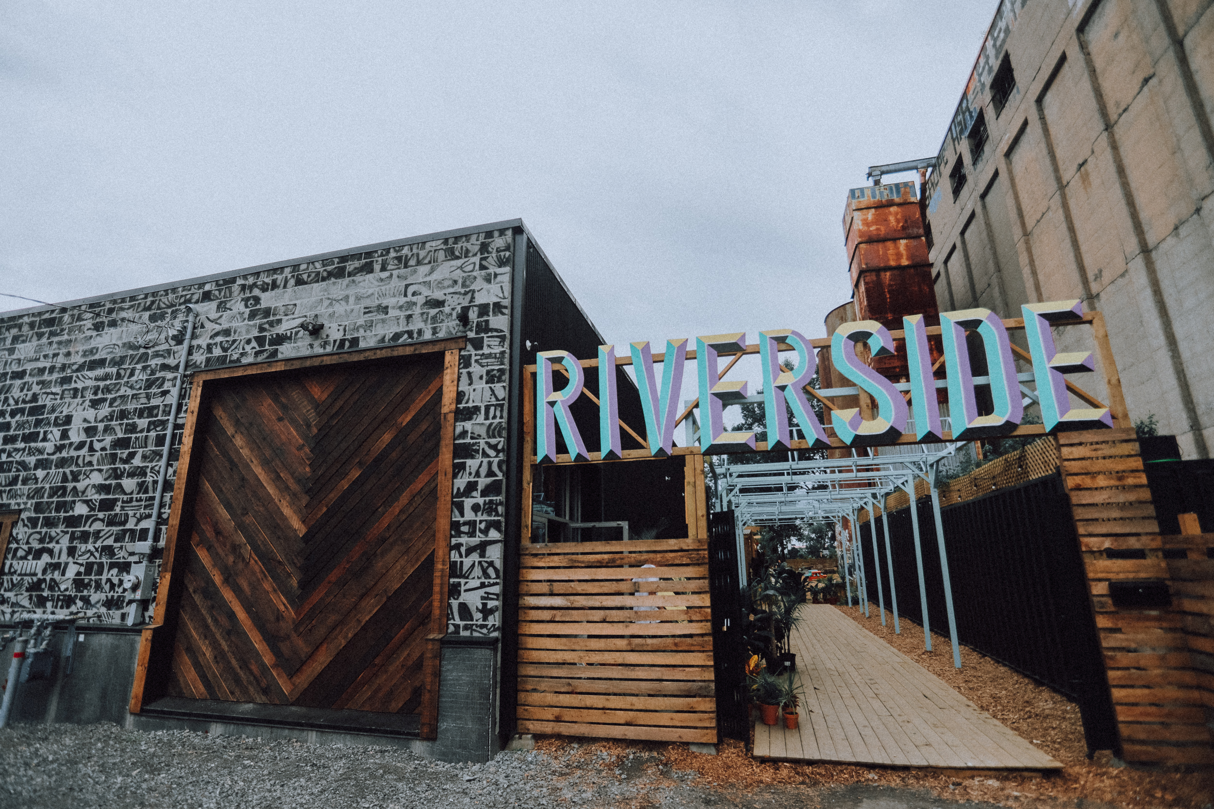 Venez à l&rsquo;ouverture de Riverside à Saint-Henri présenté par Ton Barbier