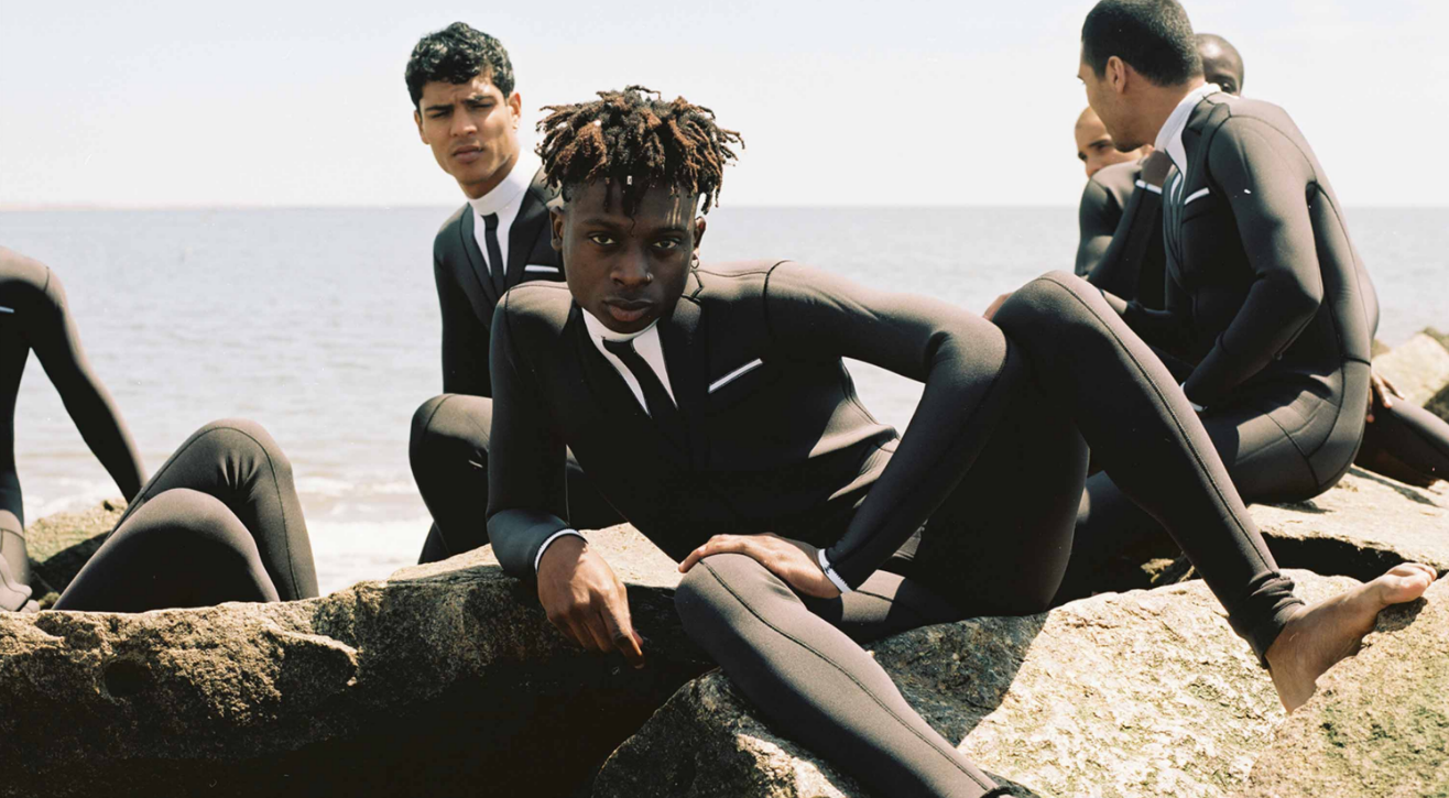 Voici le wetsuit parfait pour le gentleman-surfeur qui sommeille en vous