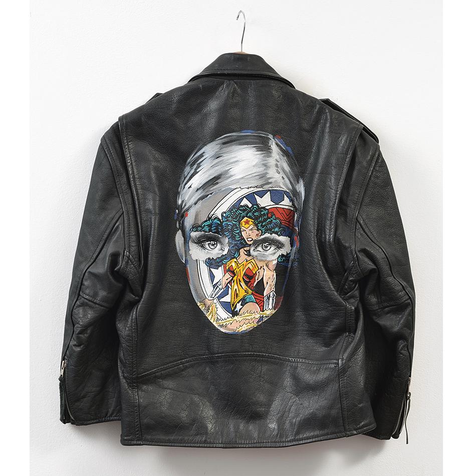 Procurez-vous l'art bédéique de Sandra Chevrier sur une veste en cuir