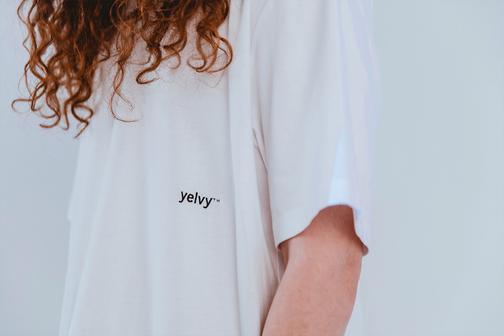 Yelvy, un nouveau joueur montréalais audacieux qui s'amuse avec la mode