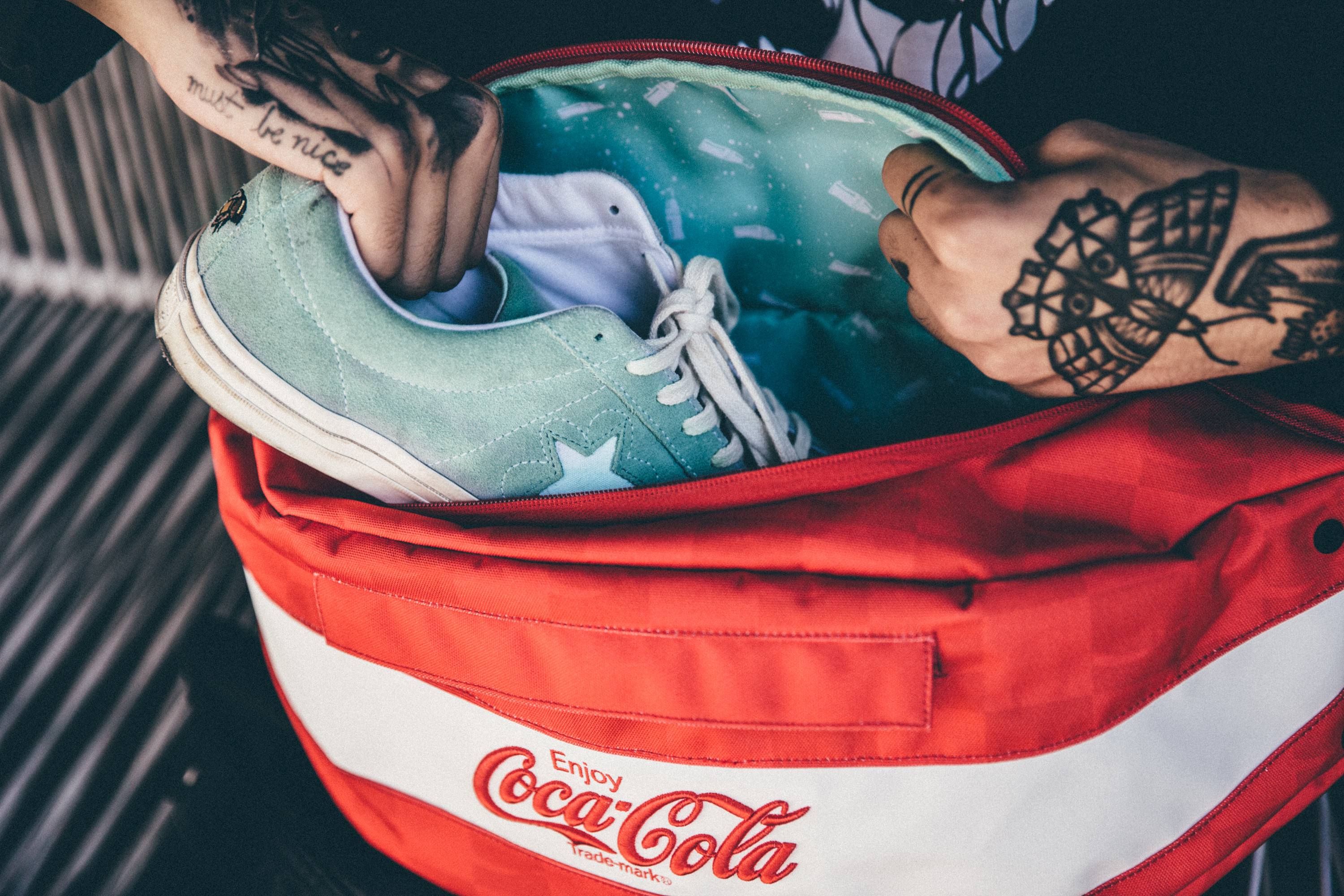 Coca-Cola fait équipe avec Hex pour créer des sacs de sneakers innovants