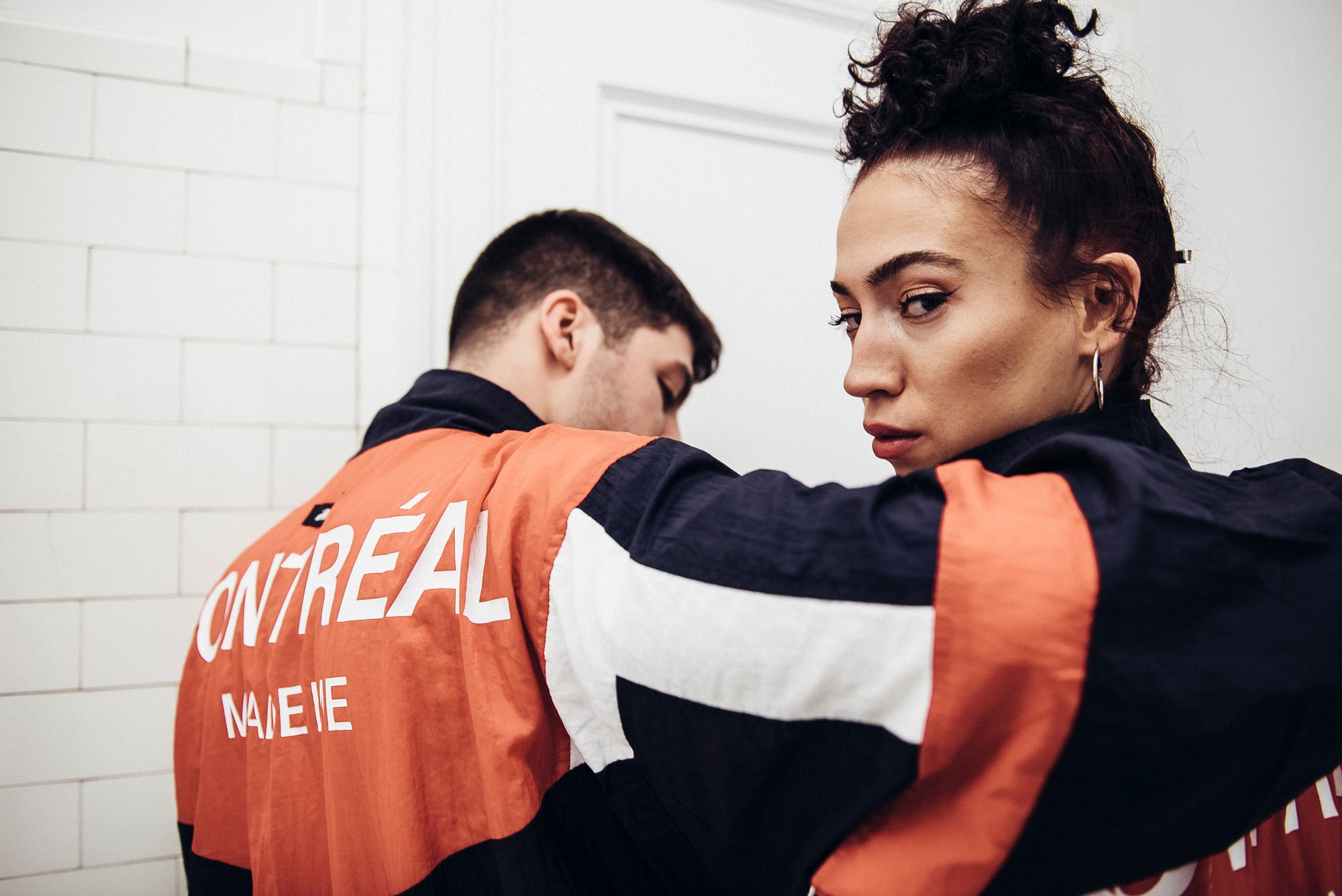 OFFICIEL dévoile un nouveau lookbook BOLD de morceaux en vente au pop-up shop