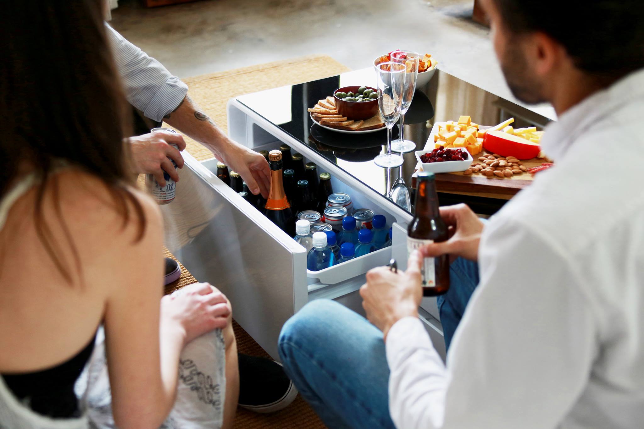Sobro: la table de salon hyper design avec réfrigérateur à bière