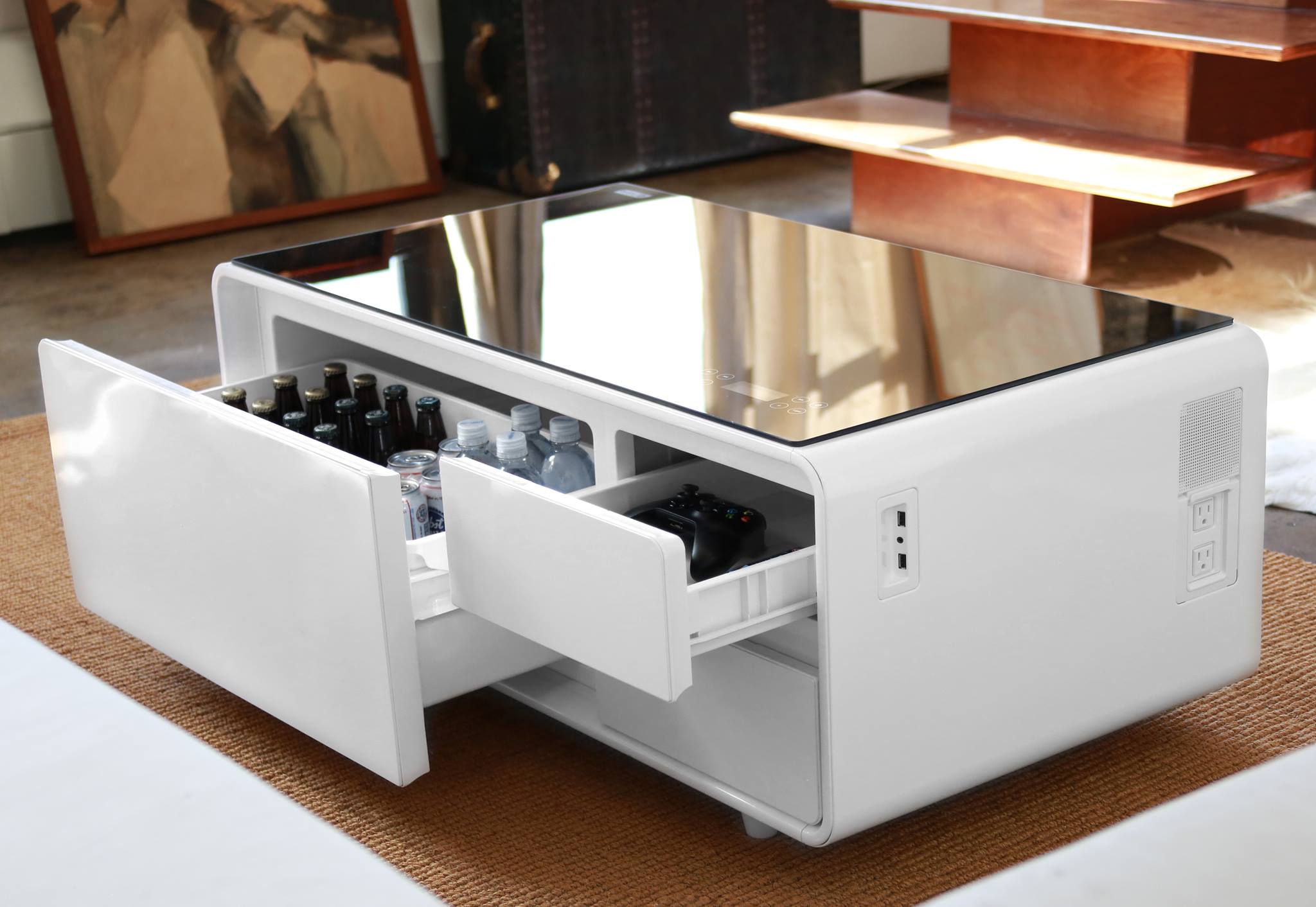 Sobro: la table de salon hyper design avec réfrigérateur à bière