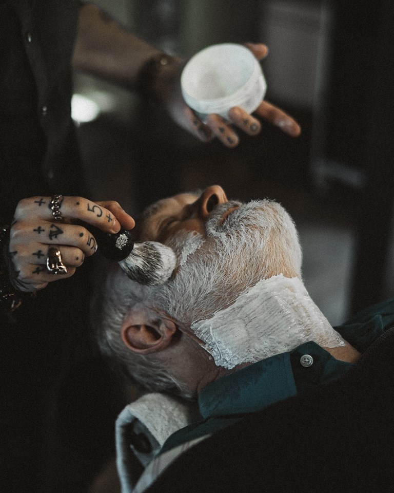 Un salon de barbier clandestin a ouvert dans un bar du Quartier Latin