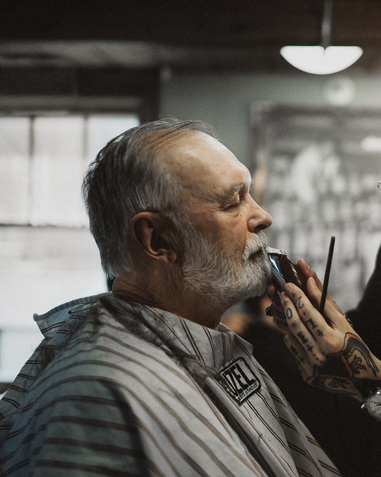Un salon de barbier clandestin a ouvert dans un bar du Quartier Latin