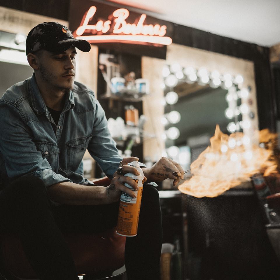 Un salon de barbier clandestin a ouvert dans un bar du Quartier Latin