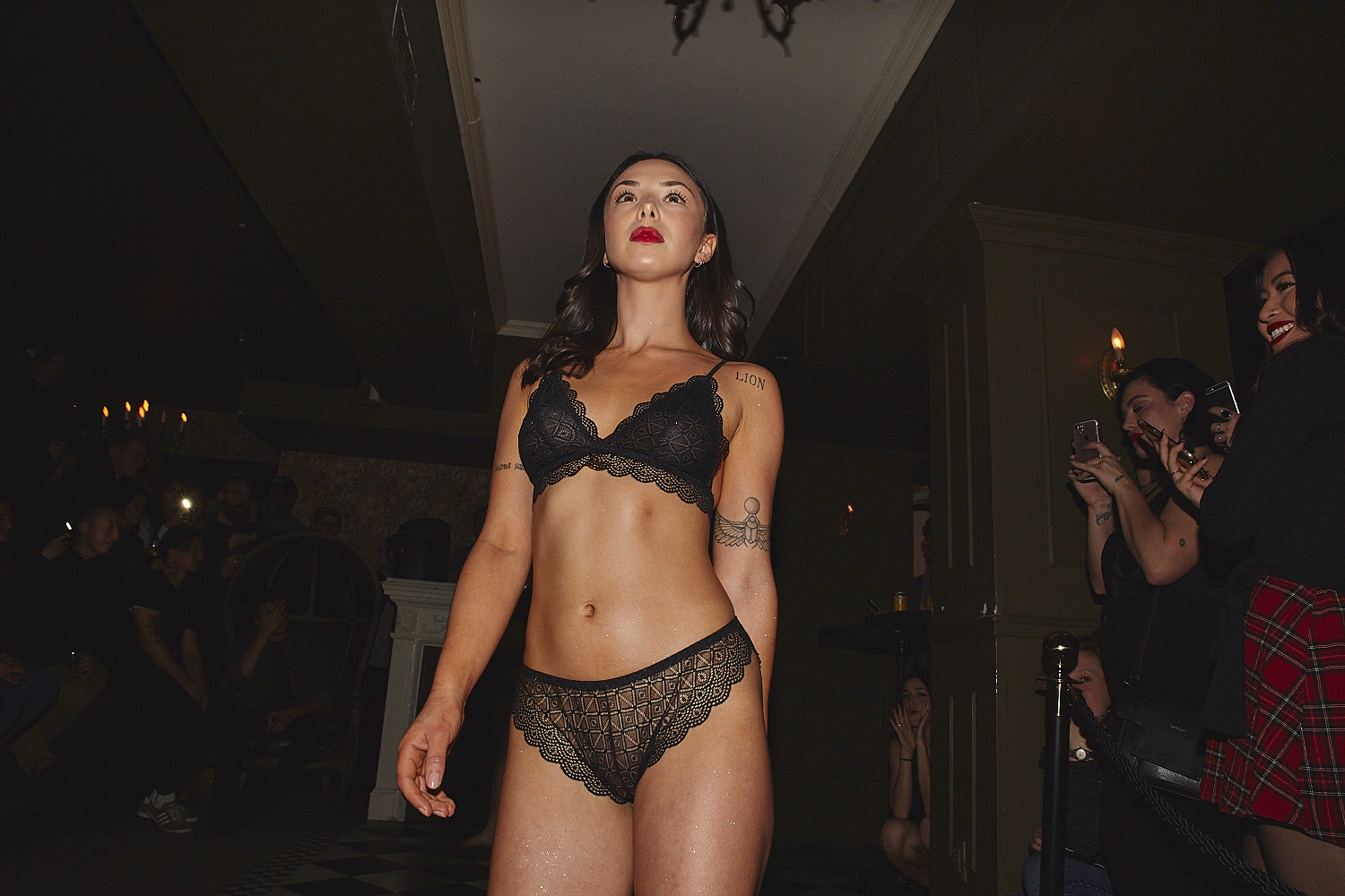 Sokoloff Lingerie enflamme le Mayfair pour son torride et sexy défilé [Photos]