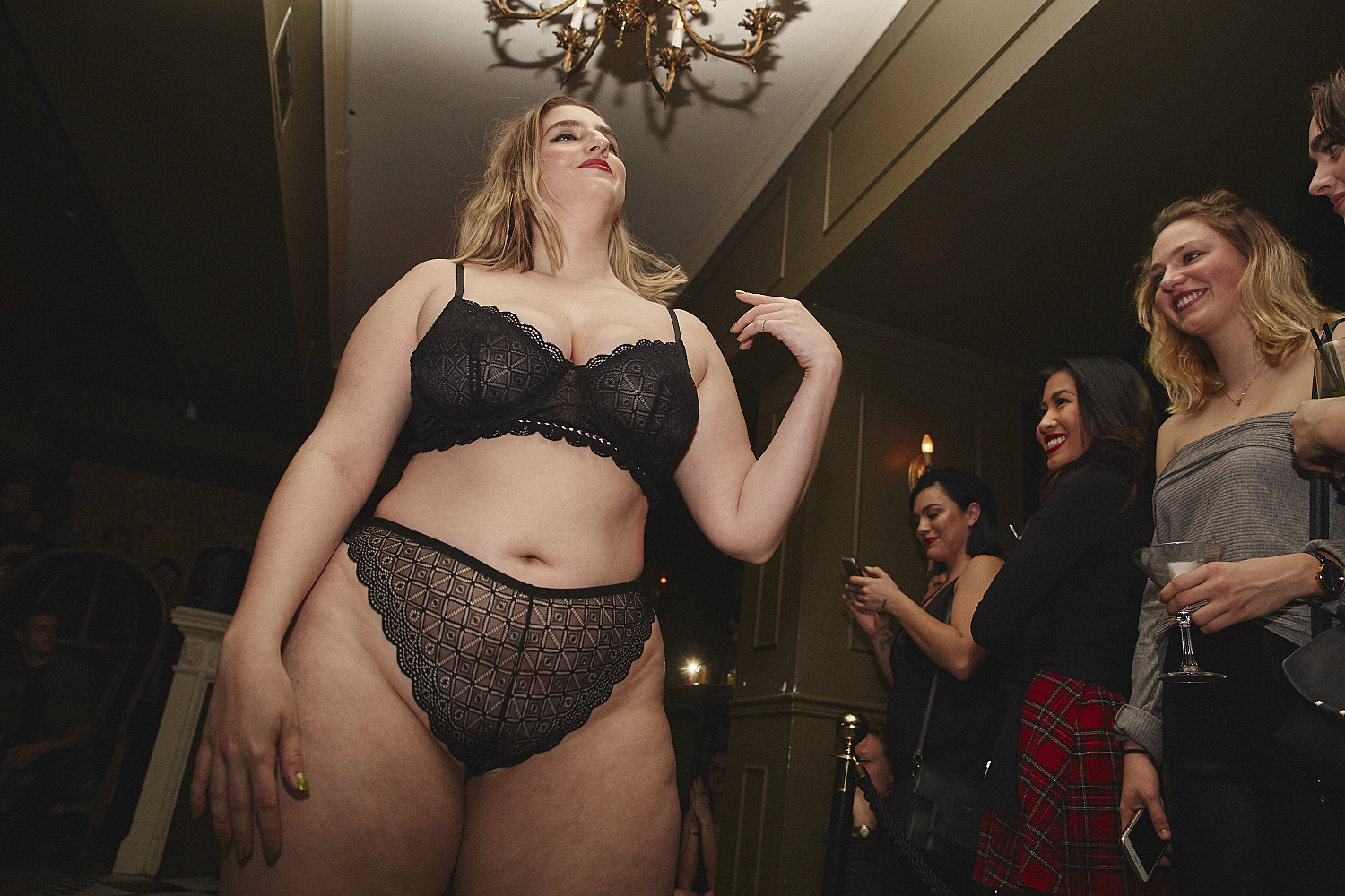 Sokoloff Lingerie enflamme le Mayfair pour son torride et sexy défilé [Photos]