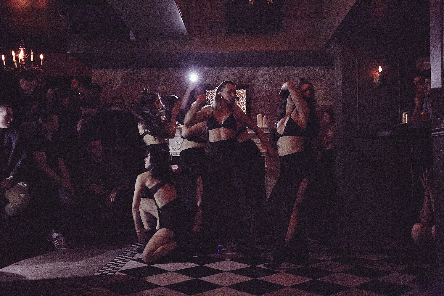 Sokoloff Lingerie enflamme le Mayfair pour son torride et sexy défilé [Photos]