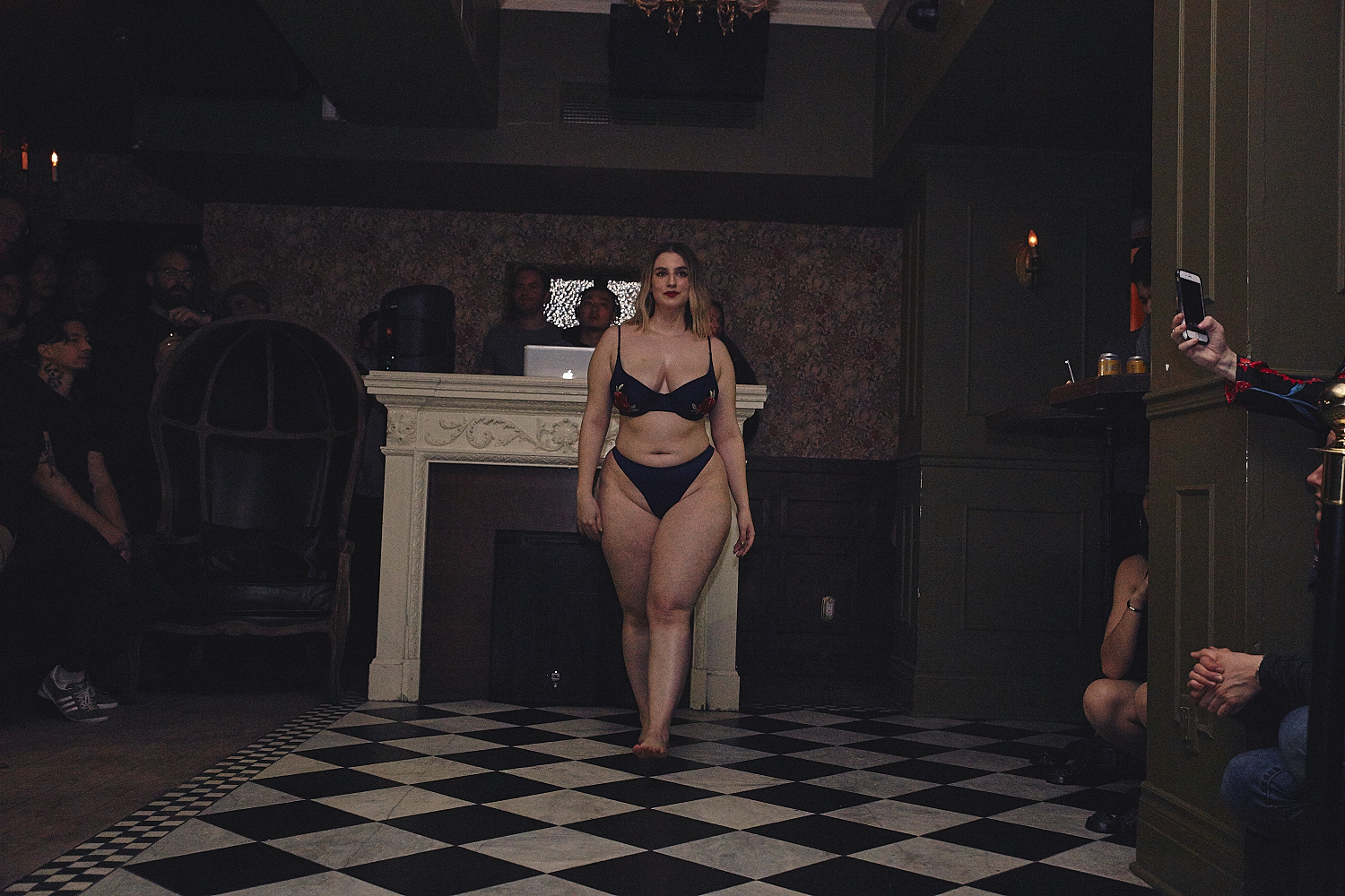Sokoloff Lingerie enflamme le Mayfair pour son torride et sexy défilé [Photos]