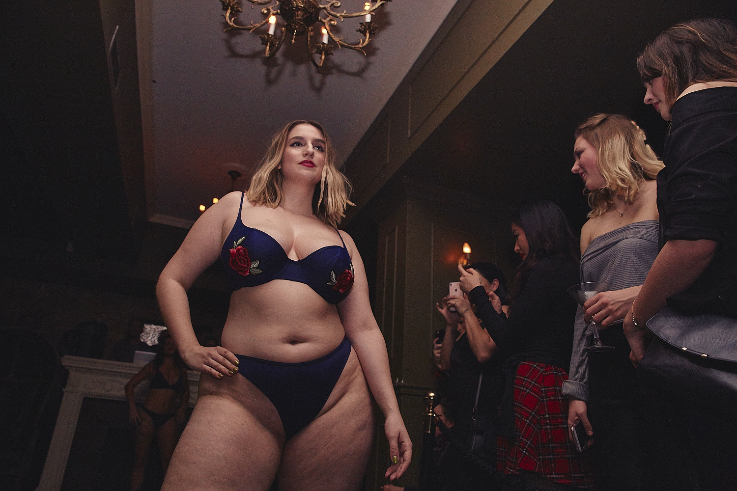 Sokoloff Lingerie enflamme le Mayfair pour son torride et sexy défilé [Photos]