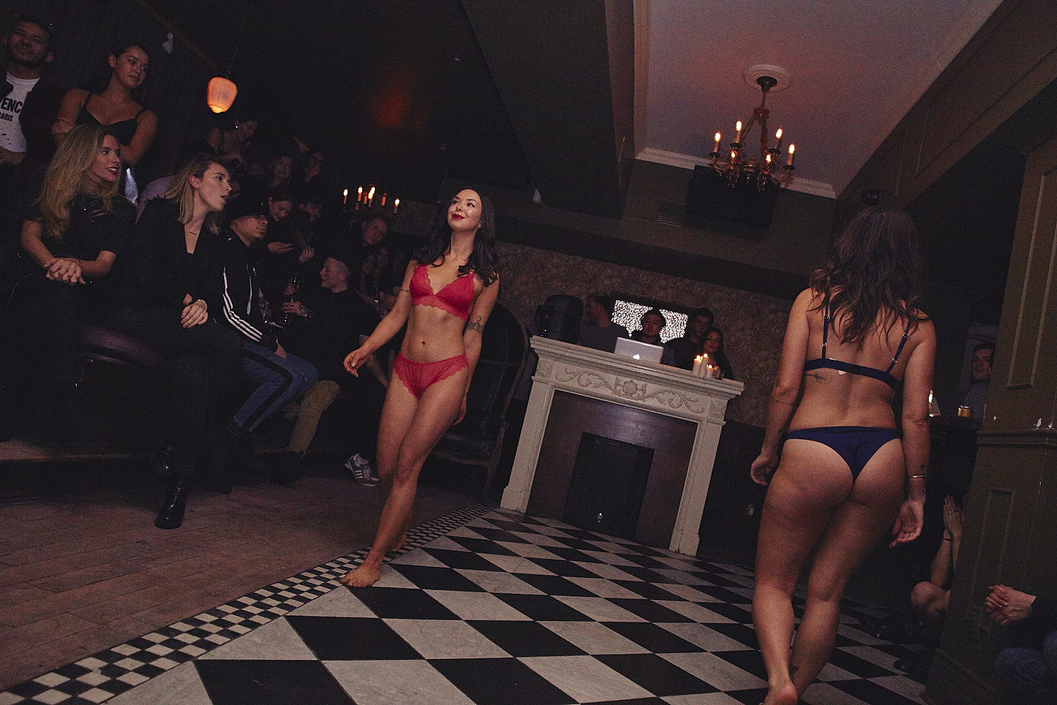 Sokoloff Lingerie enflamme le Mayfair pour son torride et sexy défilé [Photos]