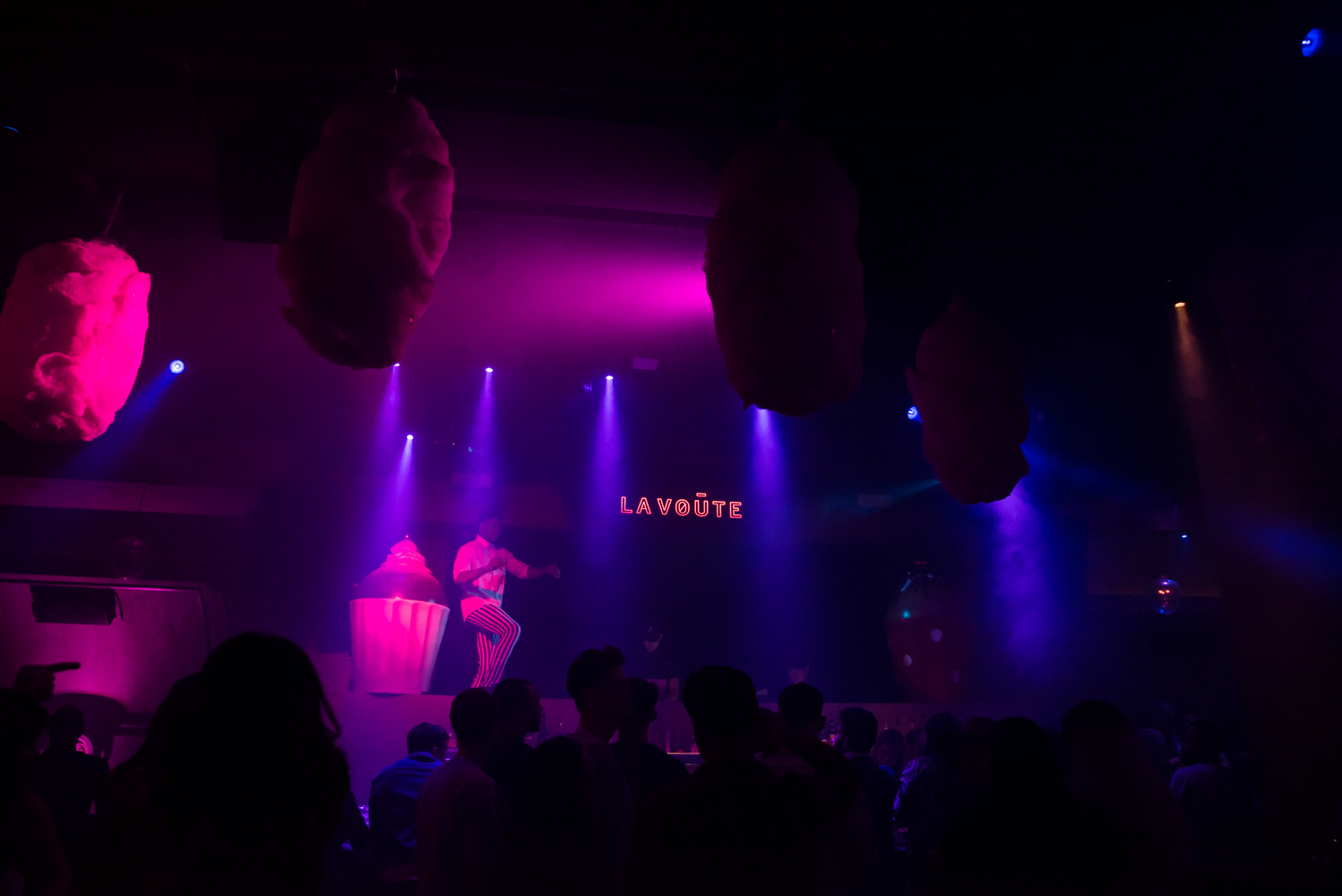 Claudia Tihan célèbre sa fête façon Candy Land et Burlesque au Club La Voûte [Photos]