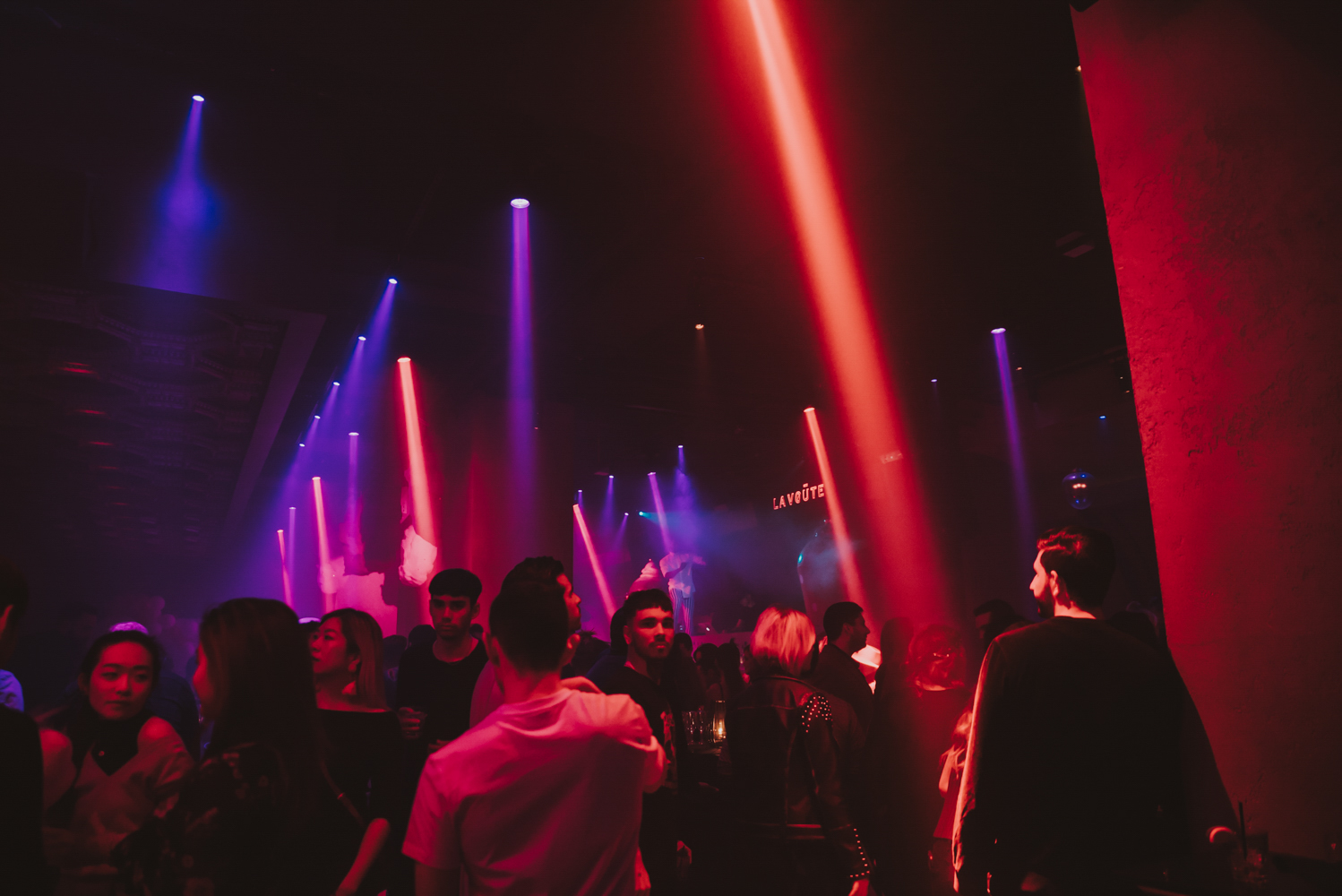 Claudia Tihan célèbre sa fête façon Candy Land et Burlesque au Club La Voûte [Photos]