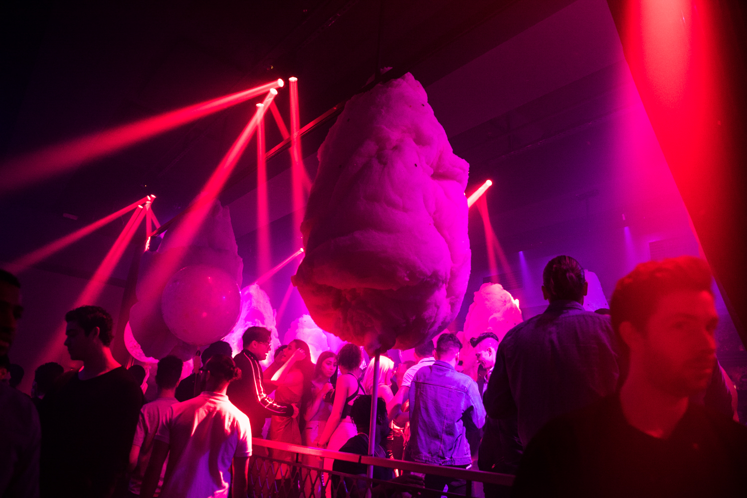 Claudia Tihan célèbre sa fête façon Candy Land et Burlesque au Club La Voûte [Photos]