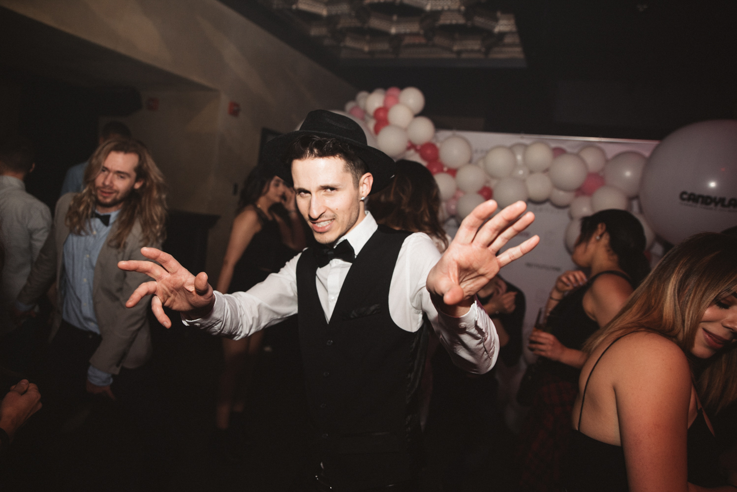 Claudia Tihan célèbre sa fête façon Candy Land et Burlesque au Club La Voûte [Photos]
